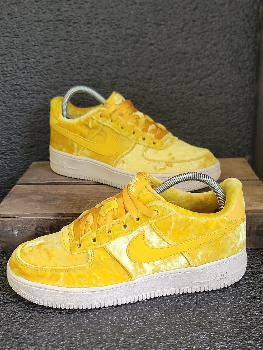 Nike Air Force 1 LV8 "Mineral Gold Velvet" Wmns 8.5 Fast Shipper - Picture 2 of 10